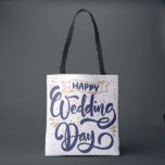Lycklig Bröllopsdag Tote Bag - Romantic Gift Tygkasse<br><div class="desc">Fira deras speciella dag med denna vackert designade "Lycklig-Bröllopsdag" i väskan - en perfekt som blandar charm och praktik. Vare sig du lägger den till en brud, en groom, en brud, eller använder den som en tänkbar bröllopsfest, är den här eleganten en keepsaké som de faktiskt kommer att använda och...</div>
