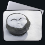 Lycklig Buddha med Snö-ansikte Laptop Fodral<br><div class="desc">En färsk lagrar i snö täckte en runt lycklig Buddhas huvudskulptur. När snö smälte såg det ut som om skulpturen fick en snö facial. Statyens trevliga drag visas genom masken i snö som skapar en rolig vinterscen. Digital,  färg-fotografi. Copyright © 2012 Claire E. Skinner. Alla rättigheter förbehållna.</div>