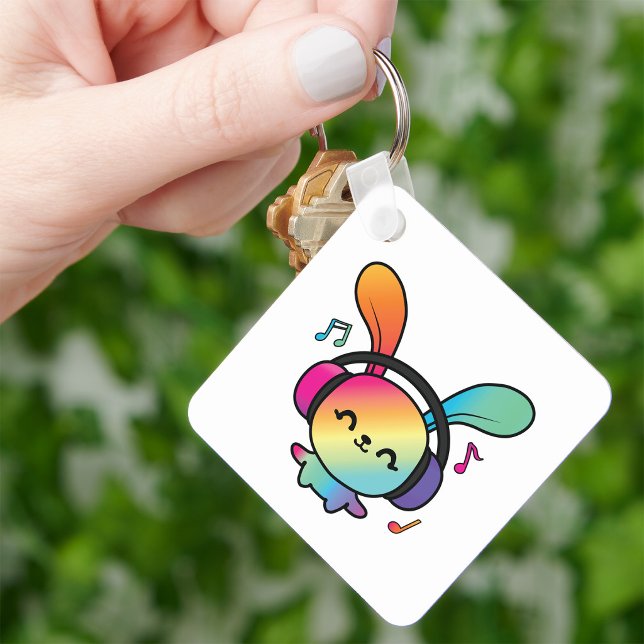 Lycklig Bunny med hörlurar som lyssnar på musik. Nyckelring (Happy Bunny with headphones listening to music. Keychain)