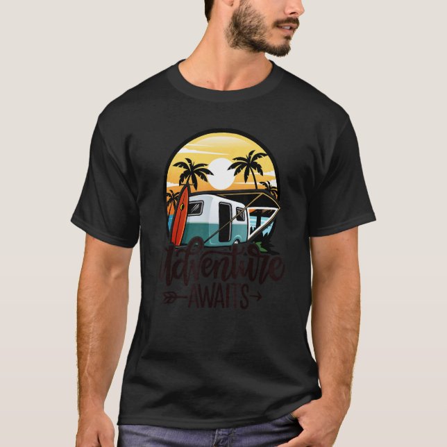 Lycklig Camper Äventyr Awaits T Shirt (Framsida)