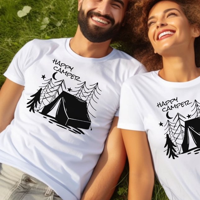 Lycklig Camper Doodle Art Camping Tält i Skogen T Shirt (Camping T-shirt with Happy Camper and black camping scene with sketched tent in the woods)