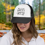 Lycklig Camper Keps<br><div class="desc">Bär andan i äventyr och glädjen i utomhuslivet med våra "Lycklig Camper"-kläder och tillbehör! Med en charmerande bild av ett mysigt tält-kapslat mitt i vismiska boho-pilar, fångar vår design det väsentliga i nöd och prospektering. Oavsett om du är en säsongsbetonad äventyrare eller bara kärlek underbar utomhus, är vår "Lycklig Camper"-samling...</div>