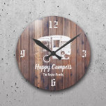 Lycklig Campers Rustic Camping Trailer Namn Rund Klocka<br><div class="desc">Lycklig Campers Rustic Camping Trailer Family Namn Clocks.</div>