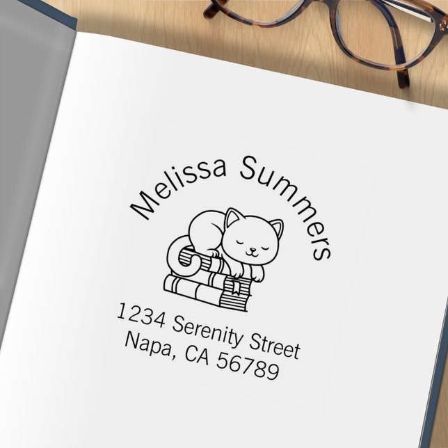 Lycklig Cat ovanpå A Bok Stack Adress bokskylt Stämpel (Skapare uppladdad)
