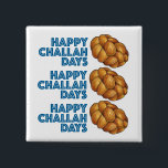 Lycklig Challah Days Chanukah Hanukkah Bread Loaf Knapp<br><div class="desc">Knappen har en originalillustration av en kopp mobbat bröd,  med LYCKLIG CHALLAH DAYS i ett roligt-typsnitt! Underbar för Hanukkah-gåva-ge. Ser du inte vad du är tittar för? Behöver du hjälp med anpassning? Kontakta Rebecca för att få något designat bara för dig.</div>