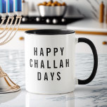 Lycklig Challah Days Cute Helgdag Pun Mugg<br><div class="desc">Lägg lite humor till din Hanukkah med den här toppen söta mugg. Design innehåller "Lycklig Challah Days" i det moderna svarta blocktypsnittet.</div>