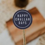 Lycklig Challah Days Funny Blue & White Helgdag Runt Klistermärke<br><div class="desc">Avsluta av dina helgdagskort,  inbjudningar och presenter med dessa söta,  roliga klistermärken! Mörk midnattblått sälar har "Lycklig Challah Days" i modern,  vit typsnitt. Toppen söt för Hanukkah eller för pun älskare!</div>
