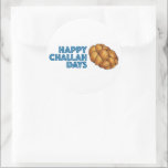 Lycklig Challah Days Hanukkah Chanukah Bread Runt Klistermärke<br><div class="desc">Har en originalmarkörillustration av en limpa med braided utmanah-bröd,  med LYCKLIG CHALLAH DAYS i ett roligt-typsnitt. Underbar för Hanukkah! Denna illustration finns även på andra produkter. Ser du inte vad du är tittar för? Behöver du hjälp med anpassning? Kontakta Rebecca för att få något designat bara för dig.</div>