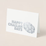 Lycklig Challah Days Hanukkah Chanukah Helgdag Bre Folierat Kort<br><div class="desc">Helgdag har en originalmarkör som illustrerar en utsökt limpa med braida mokbröd, med LYCKLIG CHALLAH DAYS i ett fet typsnitt. Perfekt för att fira Hanukkah och andra judiska helgdagar. Ser du inte vad du är tittar för? Behöver du hjälp med anpassning? Klicka på "rebeccaheartsny" (hörnet på den övre högerna) och...</div>