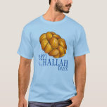 Lycklig Challah Days Hanukkah Chanukah Helgdag Bre T-shirt<br><div class="desc">Har en originalmarkörillustration av en limpa med braided utmanah-bröd,  med LYCKLIG CHALLAH DAYS i ett roligt-typsnitt. Perfekt för Hanukkah! Denna illustration finns även på andra produkter. Ser du inte vad du är tittar för? Behöver du hjälp med anpassning? Kontakta Rebecca för att få något designat bara för dig.</div>