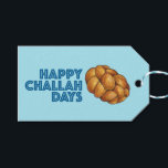 Lycklig Challah Days Hanukkah Chanukah Helgdag Presentetikett<br><div class="desc">Märkrn ger en originalmarkering av en kopakbrödla med LYCKLIG CHALLAH DAYS i ett typsnitt av roligten. Underbar för Hanukkah-gåva-ge! Denna illustration finns även på andra produkter. Ser du inte vad du är tittar för? Behöver du hjälp med anpassning? Kontakta Rebecca för att få något designat bara för dig.</div>