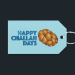 Lycklig Challah Days Hanukkah Chanukah Helgdag Presentetikett<br><div class="desc">Märkrn ger en originalmarkering av en kopakbrödla med LYCKLIG CHALLAH DAYS i ett typsnitt av roligten. Underbar för Hanukkah-gåva-ge! Denna illustration finns även på andra produkter. Ser du inte vad du är tittar för? Behöver du hjälp med anpassning? Kontakta Rebecca för att få något designat bara för dig.</div>