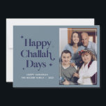 Lycklig Challah Days Hanukkah Family Photo Helgdag Julkort<br><div class="desc">Kan anpassas helt efter dina behov i kostym. © Gorjo Designs. Gade åt dig via Zazzle-plattformen. // Behöver du hjälp med att anpassa din design? Har andra idéer? Kontakta mig gärna (Zoe) direkt.</div>