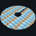 Lycklig Challah Days judiska Helgdagar Hanukkah Julgransmatta Borstad Polyester<br><div class="desc">Skjolet i helgdag har en originalmarkör som illustrerar en utsökt limpa av utmanakbröd, med LYCKLIG CHALLAH DAYS i ett typsnitt av roligten, tryckt på blå bakgrund. Idealisk för helgdag! Denna design finns också tillgänglig för andra produkter. Ser du inte vad du är tittar för? Behöver du hjälp med anpassning? Kontakta...</div>