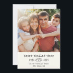 Lycklig Challah Days Modern Hanukah Trendig Photo Julkort<br><div class="desc">Lycklig Challah Days! Det här enkla,  moderna hanukah-kortet innehåller ditt favoritfoto vid sidan av ett skrivmeddelande från anpassningsbarna,  samt ett snyggt utmanande bröd och en botanisk illustration från gren. På baksidan är en varm röd lumberjack-plaid mönster.</div>