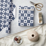Lycklig Challah Days | Modern Hanukkah Dreidel Presentpapper<br><div class="desc">Backa ditt Hanukkah-presenter med det här moderna,  skarpsinniga gåvomslaget! Tungt blått och vitt utcheckat mönster som växlar kvadrater med drömillustrationer och "Lycklig Challah Days" i modernt vitt typsnitt.</div>