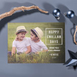 Lycklig Challah Days | Modern Hanukkah-fotokort Julkort<br><div class="desc">Dessa Hanukkah-fotokort har en modern,  minimalistisk syn med en kinkig tvist. Utformningen har en vit fyrkantig konturruta med "Lycklig Challah Days" inskriven i vitt blocktypsnitt. Med tre linjer anpassade text kan du lägga till ett meddelande,  ditt namn och året. Text fält kan enkelt flyttat till kostym om fotots layout.</div>
