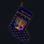 LYCKLIG CHANUKAH | Dreidel | Menorah | David stjär Liten Julstrumpa<br><div class="desc">Mörk blått LYCKLIG CHANUKAH-lager med färgstark stjärna av David, Dreidel och faux guld Menorah i mitten. Platshållaren hälsning är ANPASSADE, så du kan PERSONALIZE med ditt namn eller lägga till ett alternativ hälsning. Bakgrunden är en mönster i guld-färgad-drömmar i olika led. Samma design på baksidan. Perfekt sätt att presentera dina...</div>