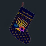 LYCKLIG CHANUKAH| Dreidel| Menorah| David stjärna Liten Julstrumpa<br><div class="desc">Mörk blått LYCKLIG CHANUKAH-lagerhållning med färgstarka stjärnor av David, Dreidel och faux guld Menorah i mitten. Platshållaren hälsning är ANPASSADE, så att du kan PERSONALIZE med ditt namn eller lägga till ett alternativt hälsning. Bakgrunden är en mönster i guld-färgad-drömmarna. Samma design på motsatt sida. Idealiskt sätt att presentera dina små...</div>