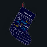 LYCKLIG CHANUKAH Hebrew Kärlek Joy Peace MÖRK BLÅT Liten Julstrumpa<br><div class="desc">Mörk blått LYCKLIG CHANUKAH-lagerhållning med silver färgad Star av David mönster och KÄRLEK JOY PEACE skriven på engelska och hebreiska. Platshållaren hälsning och namn är anpassade så att du kan lägga till ditt namn eller ändra hälsning. Samma design på motsatt sida. Idealiskt sätt att presentera dina små Hanukkah-gåvor. Det är...</div>