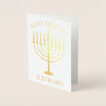 Lycklig Chanukah Menorah Helgdag Folierat Kort<br><div class="desc">Skicka dina kära ett personlig-foliekort den här Chanukah-säsongen. Den här designen har en guld-folie-menorah. Framför allt står det "Lycklig Chanukah". Under menorah är en ställe för din familj namn som du kan anpassa eller ta bort om du vill. Inuti kortet står det "Wishing you peace, kärlek, and joy this Chanukah-säsongen"...</div>