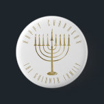 Lycklig Chanukah Menorah Helgdag Knapp<br><div class="desc">Den här kommandoknappen har en menorah för färgaden i guld och i meddelandet ovan står det "Lycklig Chanukah". Under menorah är en ställe för din familj namn som du kan anpassa eller ta bort om du vill.</div>