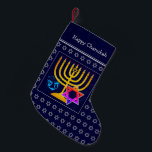 LYCKLIG CHANUKAH | Menorah Star av David Dreidel Liten Julstrumpa<br><div class="desc">Mörk blått LYCKLIG CHANUKAH-lager med färgstark stjärna av David, Dreidel och faux guld Menorah i mitten. Platshållaren hälsning är ANPASSADE, så du kan PERSONALIZE med ditt namn eller lägga till ett alternativ hälsning. Samma design på baksidan. Perfekt sätt att presentera dina små Hanukkah-gåvor. Det är också idealiskt för dem som...</div>