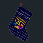LYCKLIG CHANUKAH| Menorah Star av David Dreidel Liten Julstrumpa<br><div class="desc">Mörk blått LYCKLIG CHANUKAH-lagerhållning med färgstarka stjärnor av David, Dreidel och faux guld Menorah i mitten. Platshållaren hälsning är ANPASSADE, så att du kan PERSONALIZE med ditt namn eller lägga till ett alternativt hälsning. Samma design på motsatt sida. Idealiskt sätt att presentera dina små Hanukkah-gåvor. Det är också idealiskt för...</div>