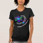 Lycklig Chanukah mörkT-tröja T-shirt<br><div class="desc">En lyckliga Chanukah till alla med denna judiska stjärna och dreidel.</div>