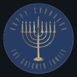 Lycklig Chanukah Navy Guld Menorah Helgdag Runt Klistermärke<br><div class="desc">Det här klistermärket har en guld-färgad-menorah på en marin blå bakgrund. I budskapet ovan står det "Lycklig Chanukah". Under menorah är en ställe för din familj namn som du kan anpassa eller ta bort om du vill.</div>