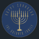 Lycklig Chanukah Navy Guld Menorah Helgdag Runt Klistermärke<br><div class="desc">Det här klistermärket har en guld-färgad-menorah på en marin blå bakgrund. I budskapet ovan står det "Lycklig Chanukah". Under menorah är en ställe för din familj namn som du kan anpassa eller ta bort om du vill.</div>