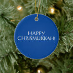 Lycklig Chrismukah blå juljeönskar Helgdag Julgransprydnad Keramik<br><div class="desc">Lycklig Chrismukah blue and white typography elegant simple jul Jewish Helgdag Ornament. Vit text på blå bakgrund.</div>