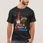 Lycklig Chrismukah Gnome jul Hanukkah T Shirt<br><div class="desc">Lönsam Gnomes Hanukkah Design,  med den berömvärda 3-trädgården Gnomie,  julen ljus,  bär menorah och dreidel på en festive Jewish Helgdag Ornament Decor,  Underbar Hanukkah Chanukah Helgdag Gift.</div>