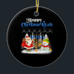 Lycklig Chrismukah Jewish jul Hanukkah Julgransprydnad Keramik<br><div class="desc">Santa Boys Kids Youth Manar. Den märkliga Humor-grafiktummen för dem som tror på Jultomten,  kärlek,  Hjort,  Reindeer,  Elf,  Elves,  sjunger sång,  party dekorationer,  träd,  hatt...  Den här julfesten med Graphic är en underbar julklapp</div>