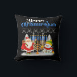 Lycklig Chrismukah Jewish jul Hanukkah Kudde<br><div class="desc">Santa Boys Kids Youth Manar. Den märkliga Humor-grafiktummen för dem som tror på Jultomten,  kärlek,  Hjort,  Reindeer,  Elf,  Elves,  sjunger sång,  party dekorationer,  träd,  hatt...  Den här julfesten med Graphic är en underbar julklapp</div>