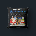 Lycklig Chrismukah Jewish jul Hanukkah Kudde<br><div class="desc">Santa Boys Kids Youth Manar. Den märkliga Humor-grafiktummen för dem som tror på Jultomten,  kärlek,  Hjort,  Reindeer,  Elf,  Elves,  sjunger sång,  party dekorationer,  träd,  hatt...  Den här julfesten med Graphic är en underbar julklapp</div>
