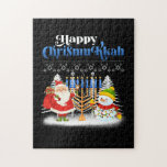 Lycklig Chrismukah Jewish jul Hanukkah Pussel<br><div class="desc">Santa Boys Kids Youth Manar. Den märkliga Humor-grafiktummen för dem som tror på Jultomten,  kärlek,  Hjort,  Reindeer,  Elf,  Elves,  sjunger sång,  party dekorationer,  träd,  hatt...  Den här julfesten med Graphic är en underbar julklapp</div>