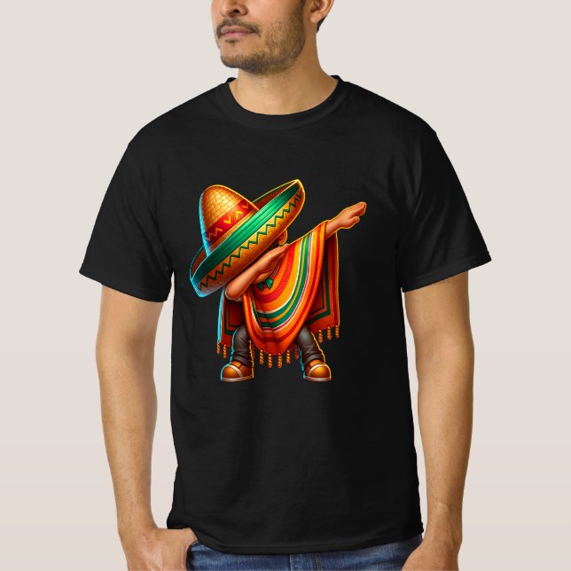 Lycklig Cinco de Mayo Mexican Dabbing Poncho Party T Shirt (Framsida)