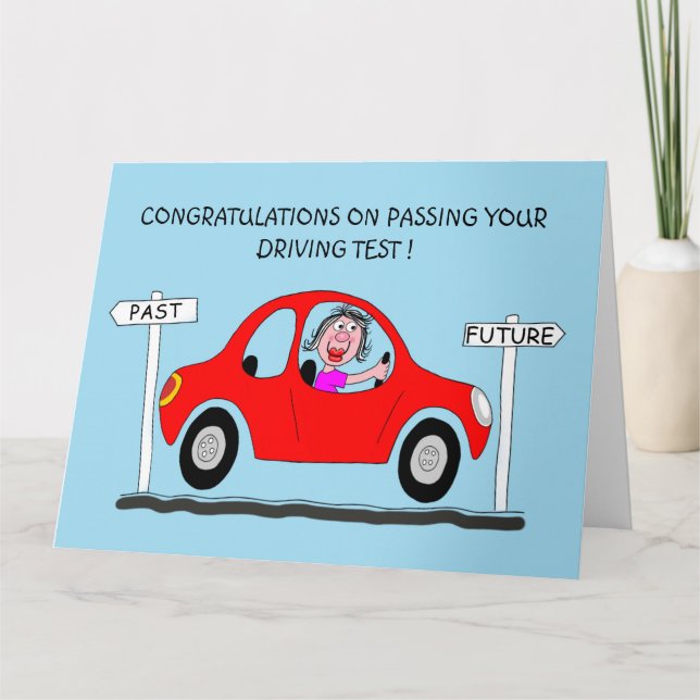 Lycklig dam har just passerat körkortet kort (Framsida)