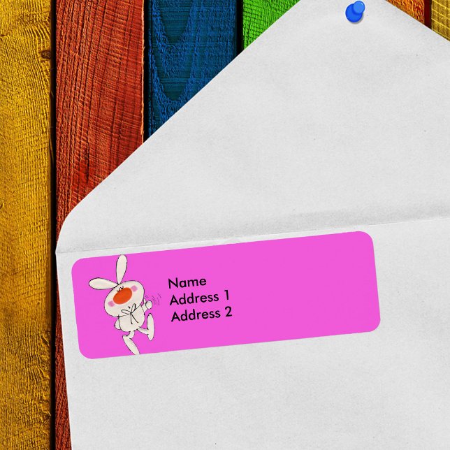 Lycklig Dancing Cute White Rabbit Returadress Etikett (Cartoon white bunny thumbs up sign bow tie on bright pink return address labels.)