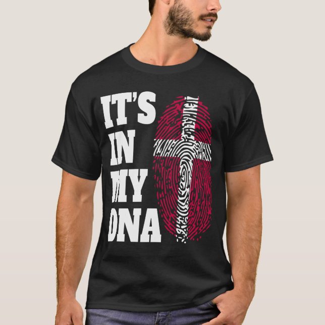 Lycklig Det är i min danska DNA-Flagga T Shirt (Framsida)