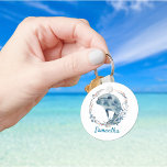 Lycklig Dolphin Personlig Namn Nyckelring<br><div class="desc">Den här designen kan vara personlig om du väljer Redigera design. Du kan också överföra till andra objekt. Kontakta mig på colorflowcreations@gmail.com eller använda alternativet chatta överst på sidan om du vill ha den här designen på en annan produkt eller behöver hjälp. Se mer av mina design eller följ mig...</div>