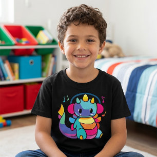 Lycklig drakar med hörlurar som lyssnar på musik. t shirt