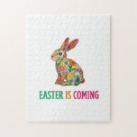 Lycklig Eggster - Påskägget Pussel<br><div class="desc">Få redo att anamma snyggtens T-shirt-design! Konstruktionen har en kyligt vacker månbelyst nattscen, med en silhuett med en bakgrund av örnmoln. Måne skiner mycket intensivt och kastar en eterisk glöd på omgivande träd, som har garrat grenar som verkar nå ut som skelettal finger. Fladdermus slingrar sig genom luft och späder...</div>