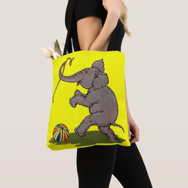 lycklig elefant leker med rep och boll tygkasse (Närbild)
