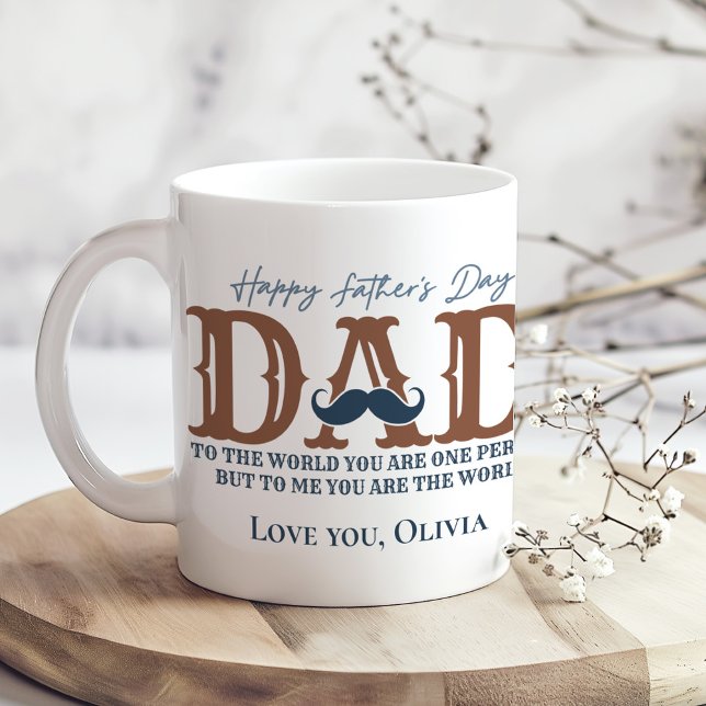 Lycklig Fars dag "För mig är du världen" Kaffemugg (Happy Father's Day "To me you are the World" Coffee Mug on a boho table with tiny dry fowers)