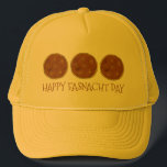 Lycklig Fasnacht Fastnacht Day Donut Doughnut Hat Truckerkeps<br><div class="desc">Hat har en originalmarkörillustration av en rad fasnacht-munstycken,  med LYCKLIG FASNACHT DAY i ett roligt-teckensnitt.</div>