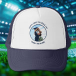 Lycklig First Far's Day Anpassningsbar Photo & Tex Keps<br><div class="desc">Gratulerar till det oförglömliga ögonblicket att bli pappa med detta hjärtliga, anpassade Fars dag Hat. Med ditt personliga foto - som ett speciellt ögonblick mellan far och baby - och text som kan vara personlig, fångar denna design hela känslan och kärlek i ett första Fars dag. Detta nyckelord är ett...</div>
