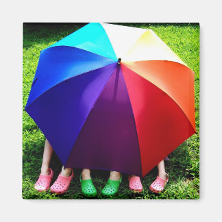 Lycklig flickor under regnbåge magnet