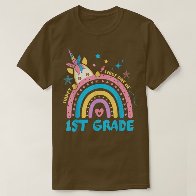 Lycklig första dagen i Klass 1:a regnbågshögparna  T Shirt (Design framsida)